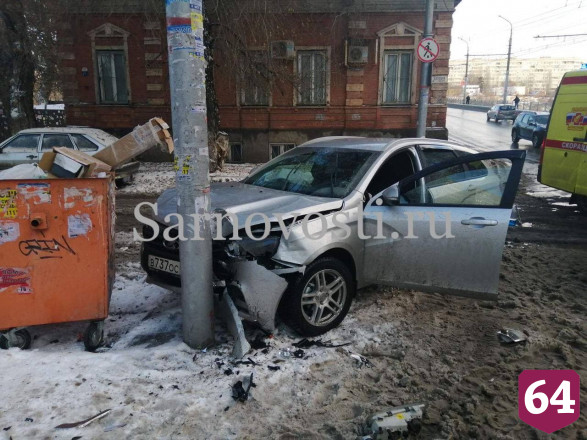 В Саратове после ДТП легковушку отбросило в столб
