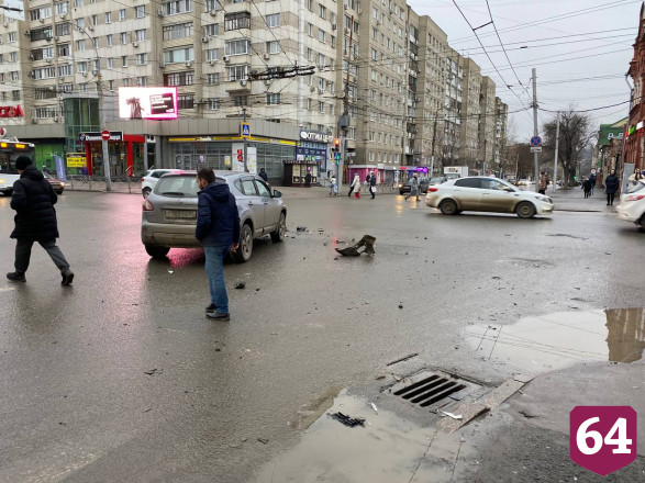 В центре Саратова автомобиль врезался в столб на тротуаре