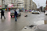 В центре Саратова автомобиль врезался в столб на тротуаре