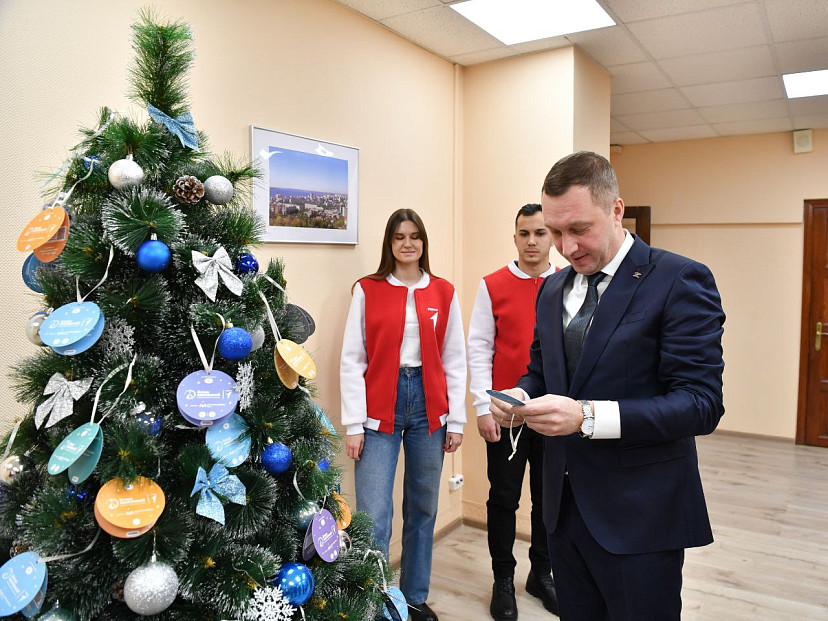 Саратовский губернатор исполнит новогодние желания детей 