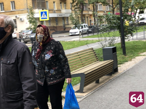Жители Саратова начали носить маски в общественных местах