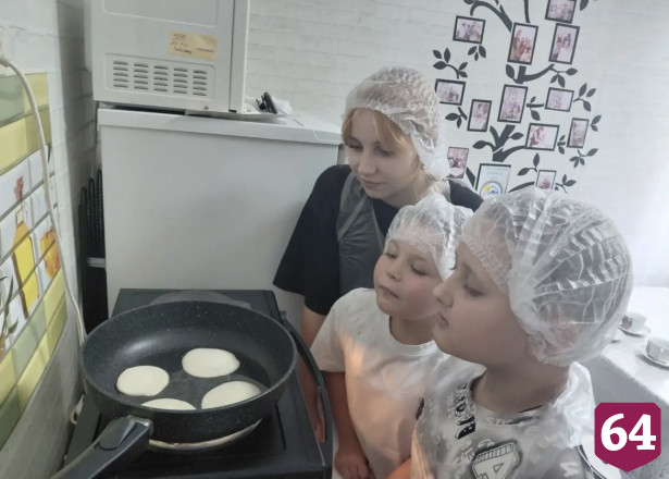 Саратовских детей на мастер-классе учили жарить оладушки