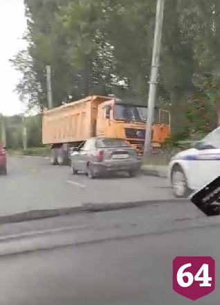В Саратове самосвал врезался в столб