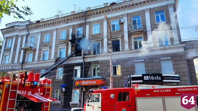 Два человека отравились на пожаре в центре Саратова