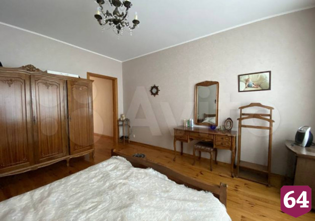 В Саратове продают коттедж с мраморным камином и пруд с рыбками 