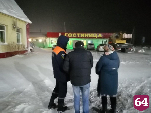 Спасатели эвакуируют застрявших на саратовских трассах людей