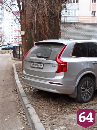 В Саратове автохам бросил внедорожник под деревом на два дня