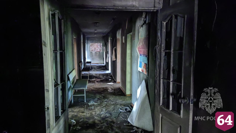 Ночью в Саратове пожарные тушили поликлинику
