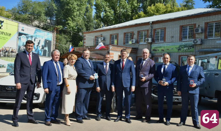 Саратовских ветеринаров поздравили с праздником и подарили машины