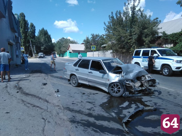 Уснувший водитель «Лады» протаранил иномарку у автобусной остановки