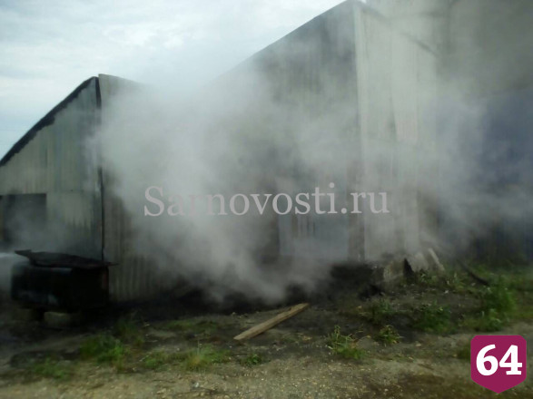 Саратовские пожарные тушили полыхающий ангар предприятия
