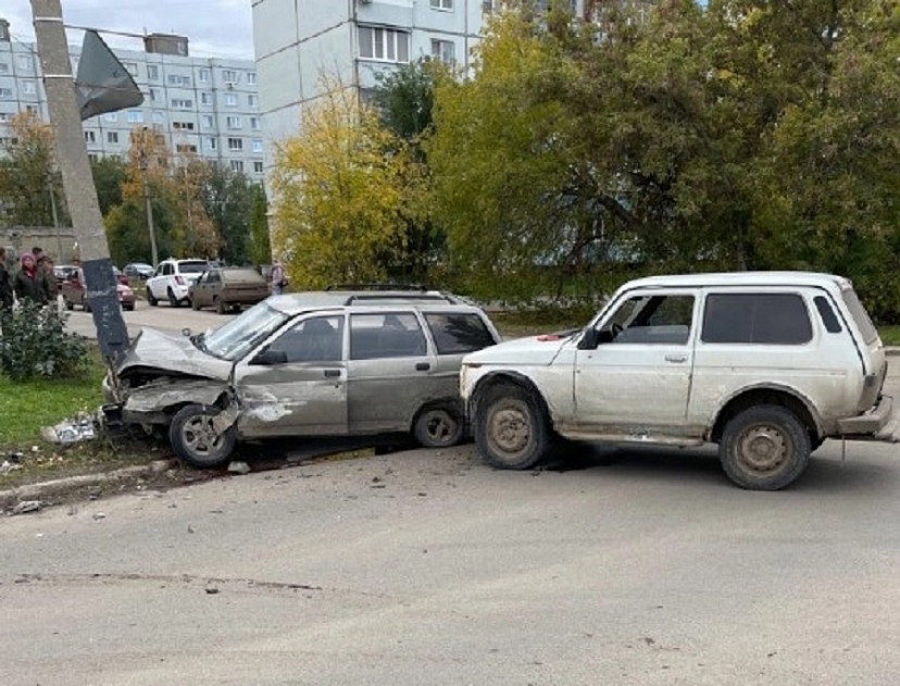 В Саратове «Ладу» отбросило в столб после столкновения с внедорожником