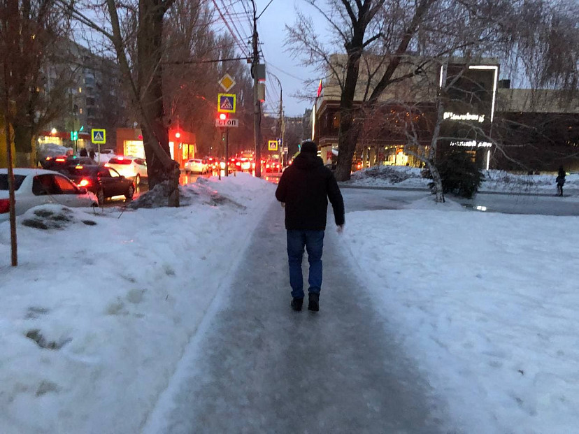 Жители Саратова после ледяного ливня почувствовали себя пингвинами 