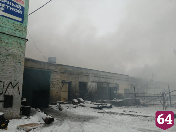 В Саратове крупный пожар уничтожил СТО