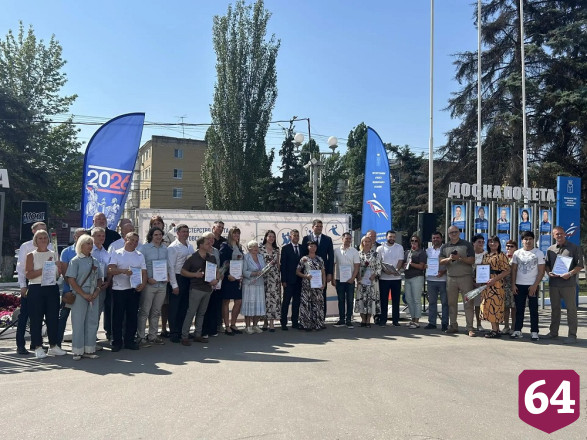 В преддверии Дня физкультурника в Саратове обновили Доску почета