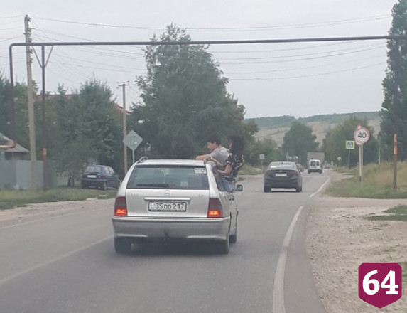 Саратовцев ужаснули кадры опасного катания подростков в иномарке