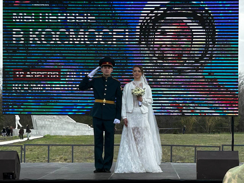 Пара познакомилась в кафе Саратова и поженилась на месте приземления Гагарина
