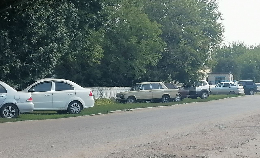 Саратовцы парковку на газоне объяснили визитом в больницу
