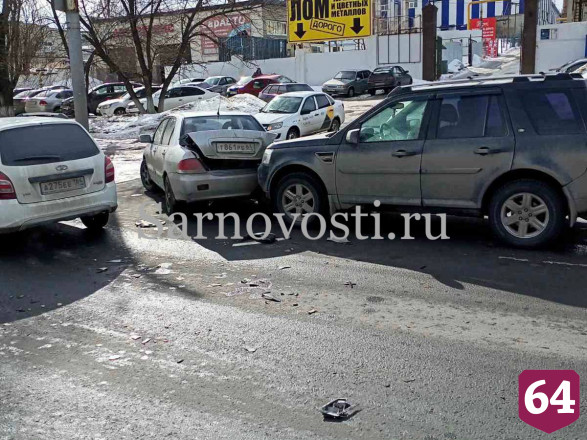 В массовом ДТП у Трофимовского моста ранен таксист