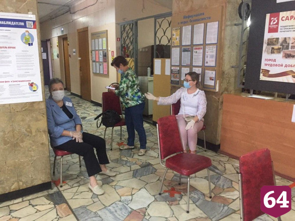 Саратовцы начали голосовать по поправкам в Конституцию с 8 утра