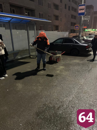 На борьбу с гололедом в Саратове вывели 148 единиц техники 