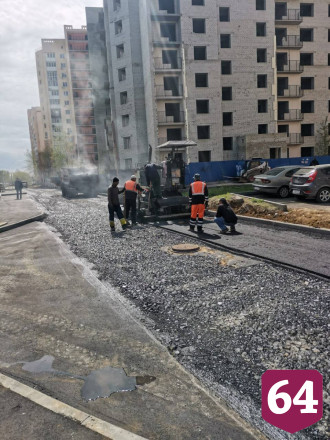 В Саратове асфальтируют дорогу к новой поликлинике