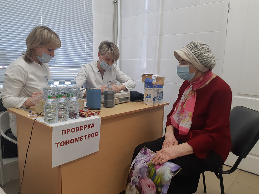 Более 400 жителей Саратовской области проверили тонометры
