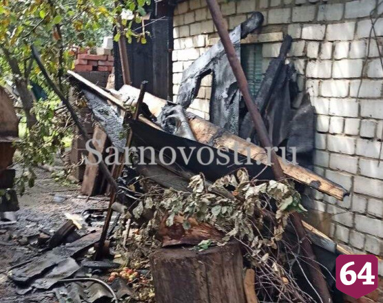 В Саратове огонь уничтожил баню пенсионера 