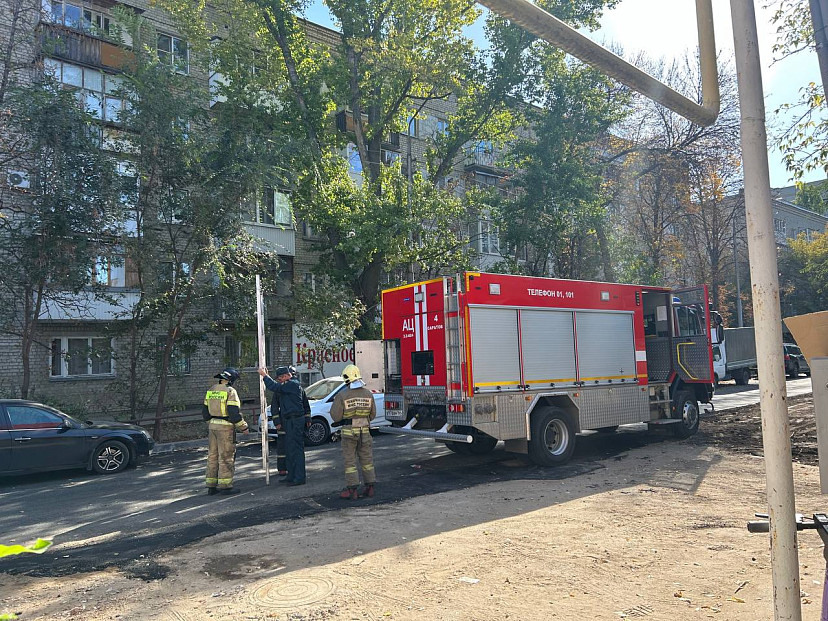 В Саратове у больницы полыхал частный дом 