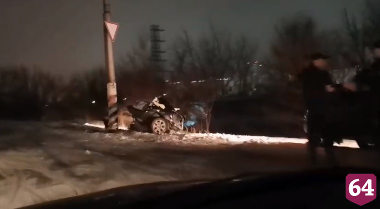 Под Балаковом «Мерседес» разорвало пополам в ДТП со столбом
