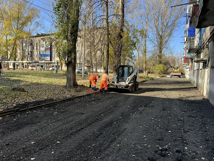 По просьбе саратовцев ремонтируют территорию Дома культуры