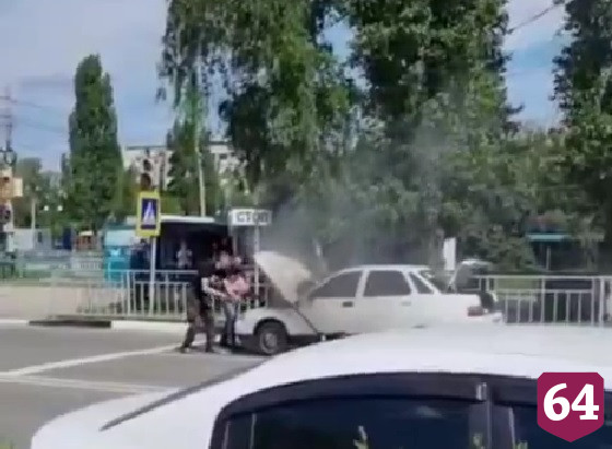 Очевидцы тушили горевший на дороге автомобиль