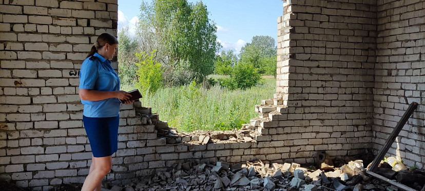 В заброшенном доме под Саратовом на 11-летнего мальчика упали кирпичи