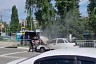 Очевидцы тушили горевший на дороге автомобиль