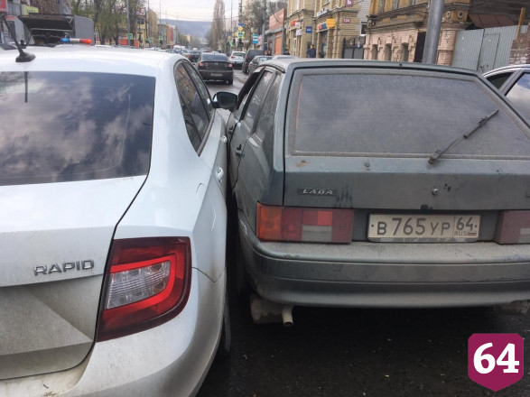 В центре Саратова столкнулись 4 автомобиля