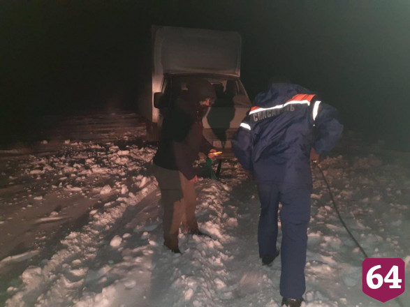 Водитель грузовика застрял на заснеженном поле
