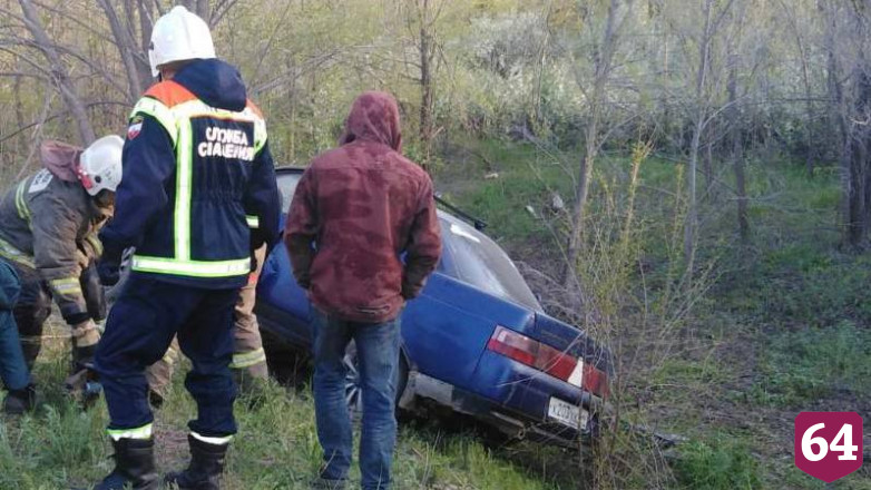 Под Саратовом спасатели деблокировали из покореженной машины водителя