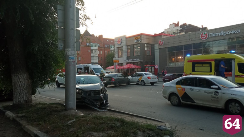 В массовом ДТП на Чернышевского пострадали автоледи и подросток