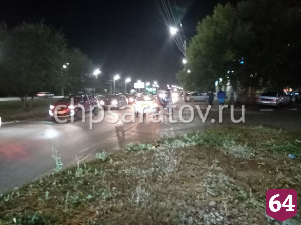 В Саратове пьяный пешеход угодил под колёса такси