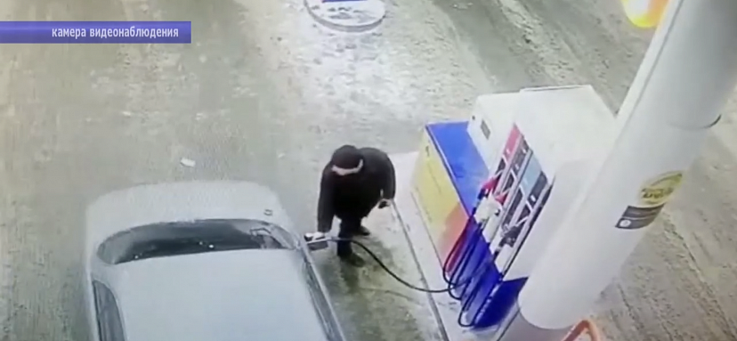 Мужчина украл кошелек на АЗС и попал на камеры