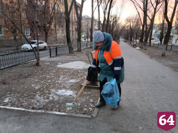 Коммунальщики Саратова устраняют последствия сильного ветра