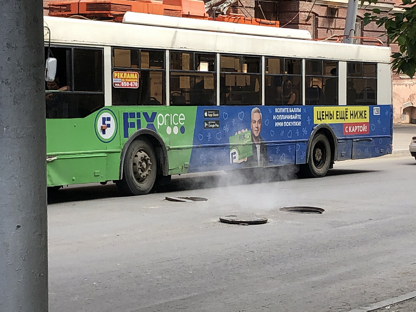 Парящий люк в центре Саратова мешает автомобилистам