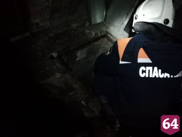 Саратовские спасатели достали из погреба тело мужчины