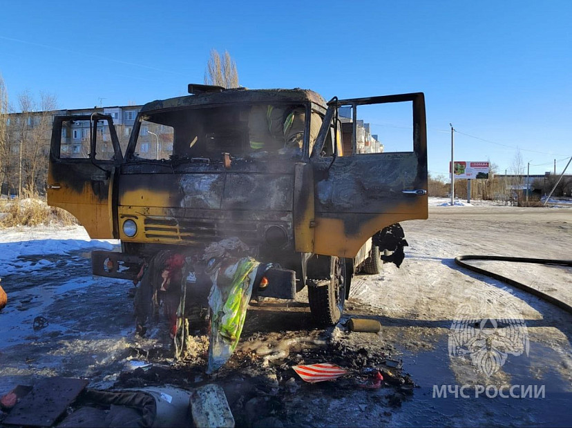 Дальнобойщик получил ожоги при возгорании грузовика под Саратовом