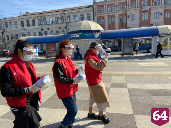 На улицах Саратова начали бесплатно раздавать маски 