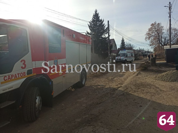 Пожарные тушат полыхающий дом в Саратове