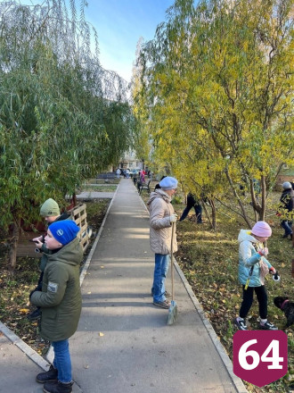 В Энгельсе жильцы дома устроили праздничный субботник с чаепитием