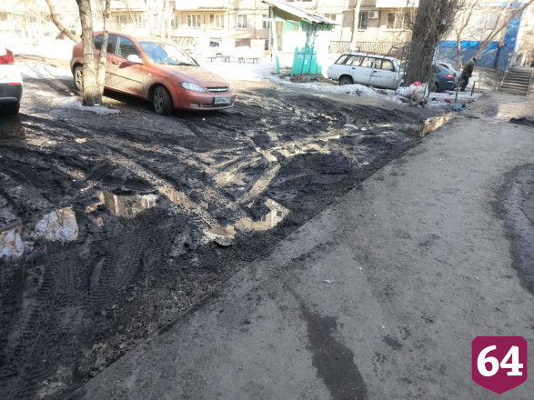 Саратовские водители превратили газон в «танковый полигон»