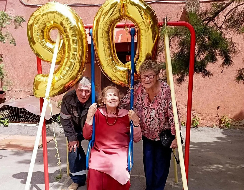 В Саратове автор программы развития потребительского рынка отметила 90-летие