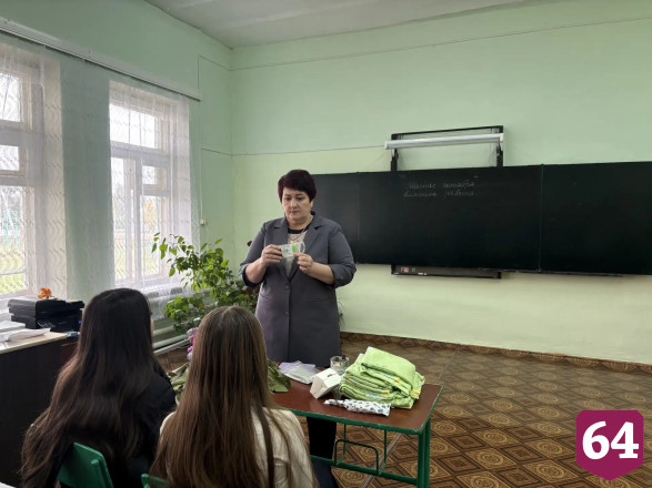 Саратовским школьникам показали изделия волонтеров для бойцов СВО